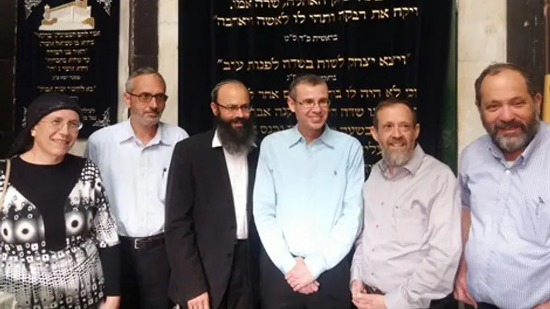 השר לוין (שלישי מימין) במערת המכפלה