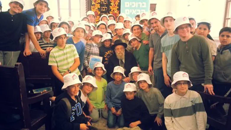 הרב שטרן עם התלמידים בבית הרב קוק