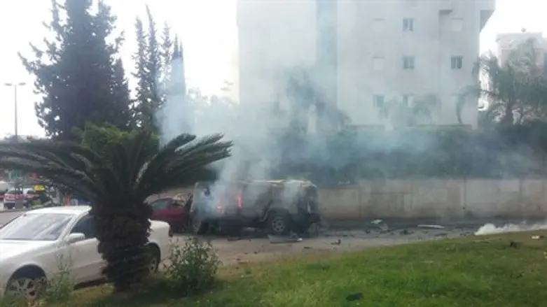 Место взрыва автомобиля в Тель-Авиве
