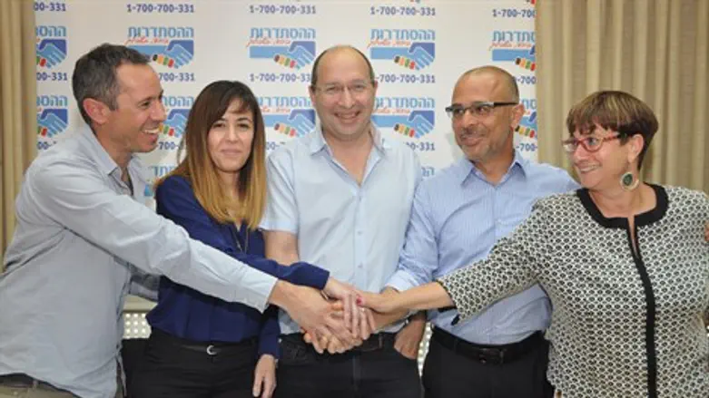 חותמים על ההסכם