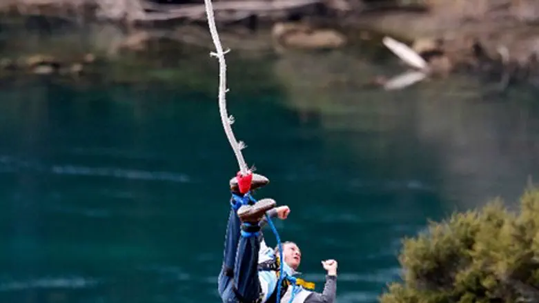 כבלי האבטחה השתחררו. 
