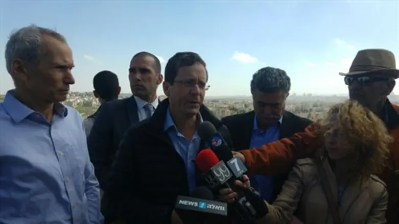 הרצוג במהלך הסיור בעוטף ירושלים