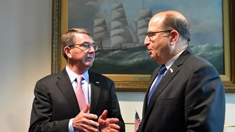 יעלון עם מזכיר ההגנה קרטר