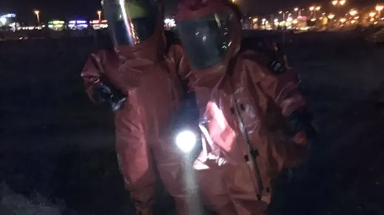 צוות חומרים מסוכנים בזירת התאונה