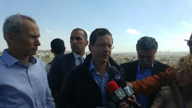 Ицхак Герцог в поездке по Иерусалиму