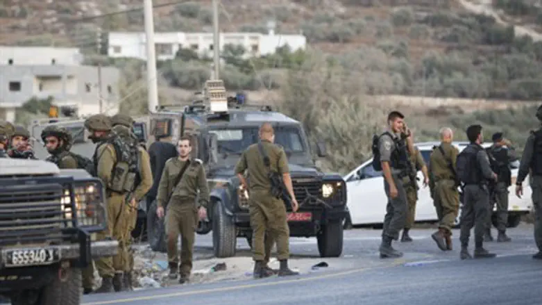 Border Police and soldiers at Tapuach Junction (file)