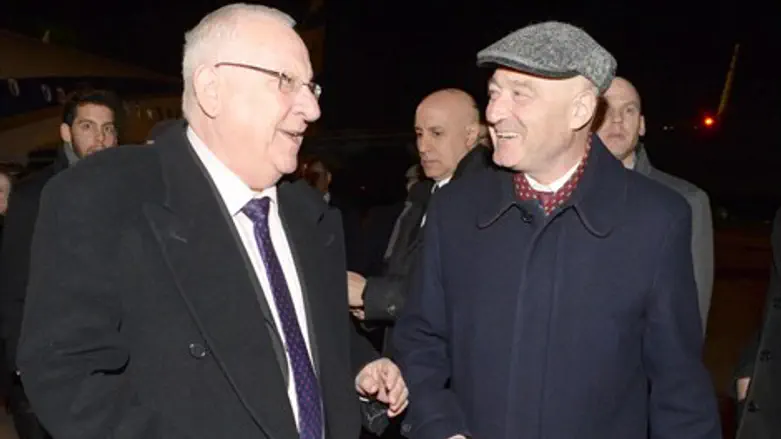 ריבליןן מתקבל על ידי נציגי הממשל הרוסי