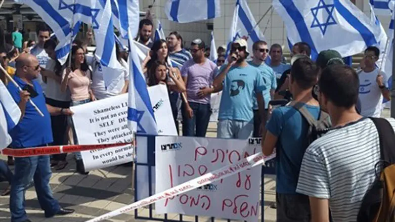 Активисты "Им Тирцу" в Тель-Авиве