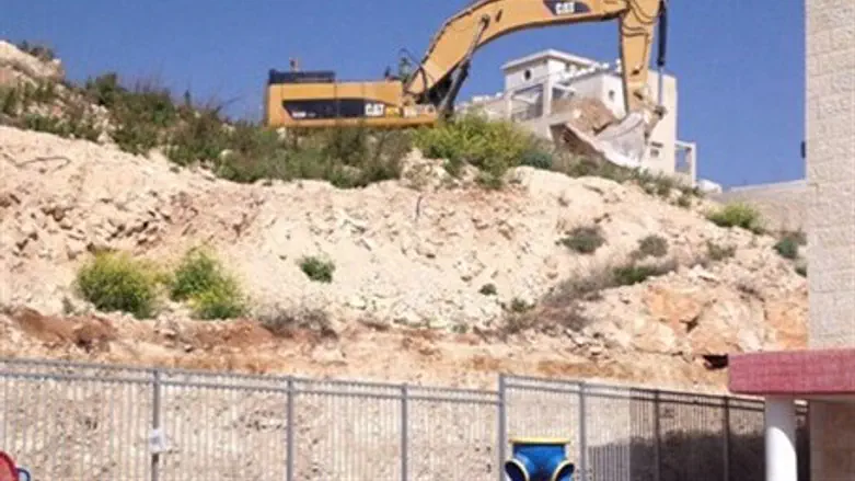 Arab workers at the kindergarten