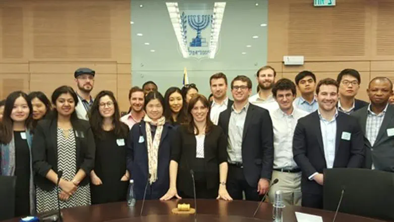 חוטובלי עם הסטודנטים