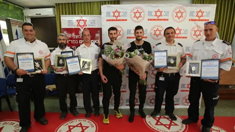 החובשים ופצועי הפיגוע יחד