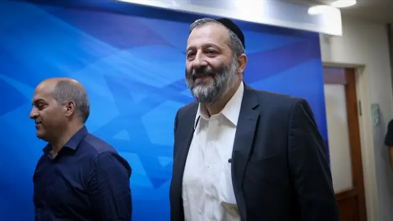 הציבור ישלם. השר אריה דרעי