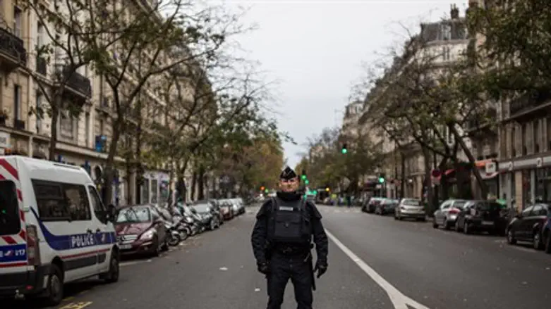 Французский полицейский в Париже