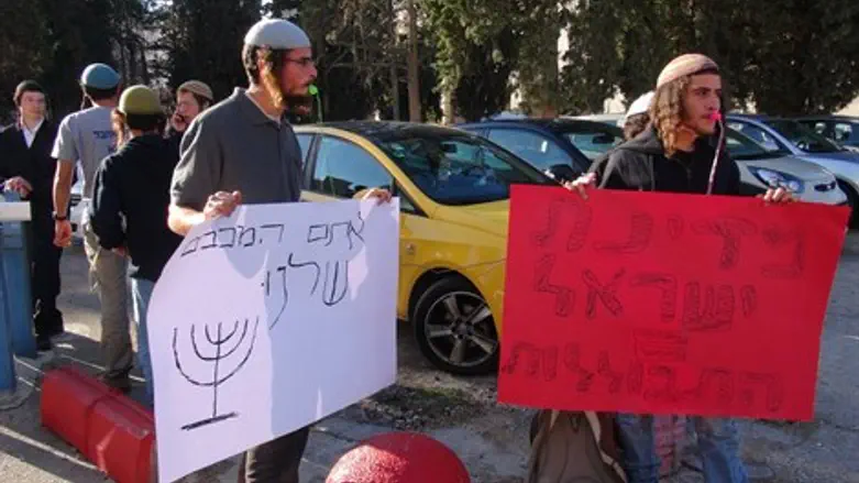 פעילי ימין מפגינים. אולי יניפו את דגל המאבק בגזענות?