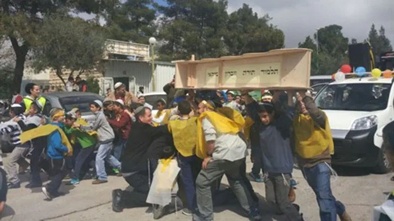 ראש מועצת קרית ארבע והתלמידים עם הרעשן