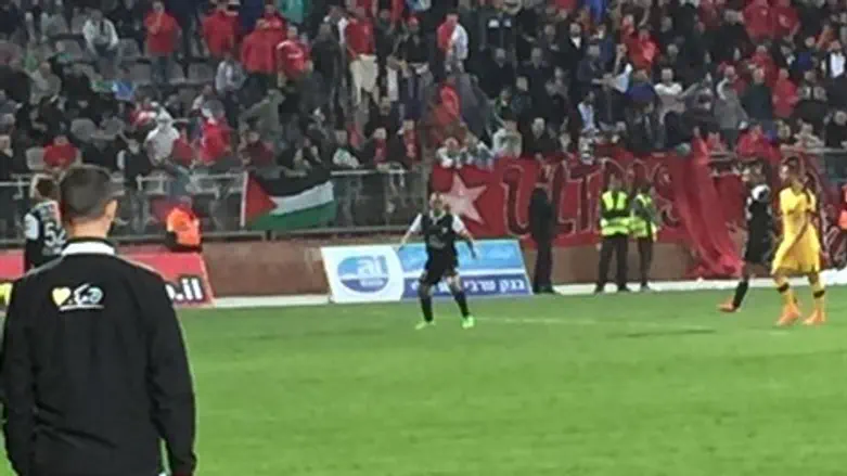 דגל אש"ף במשחק הערב