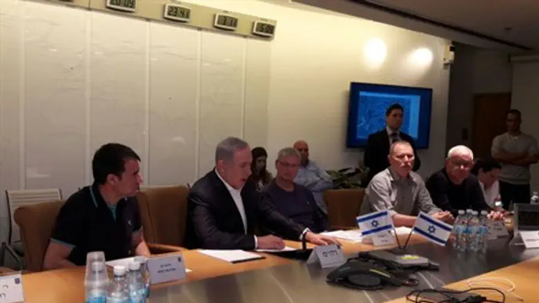ראש הממשלה בחדר המצב