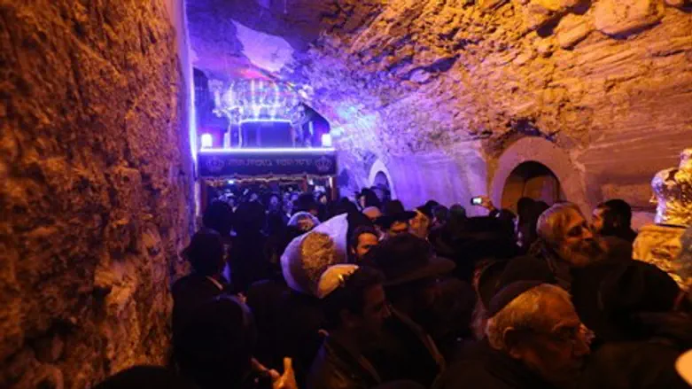 הכנסת ספר התורה לקבר דוד