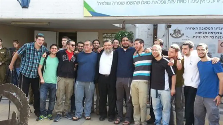 המתגייסים לגולני עם ראש הישיבה