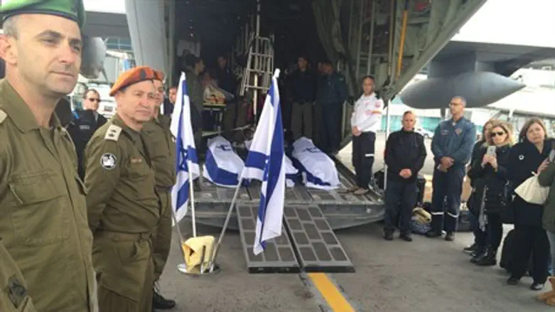 Прибытие тел евреев, погибших в Стамбуле