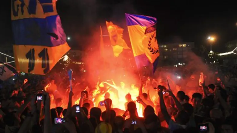 אוהדי מכבי (ארכיון). פתחו הערב בקטטה?