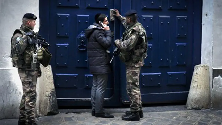 French soldiers guard the entrance to a Paris synagogue