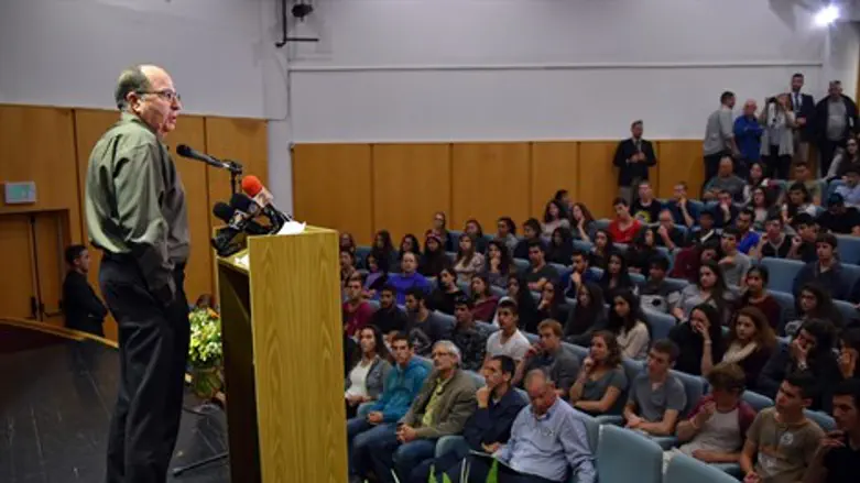 יעלון משוחח עם התלמידים