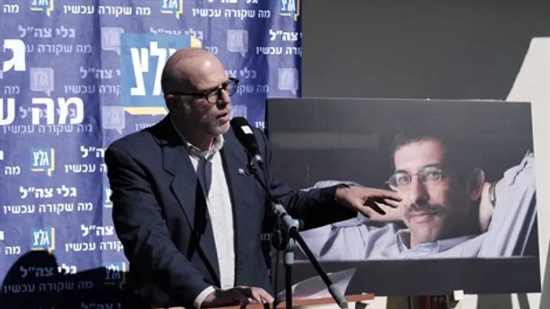 כדי להחזיר את המילה האחרונה לימיו של אורי, דרושה מלחמת תרבות בתוכנית. דקל חונך אולפן בגל"צ