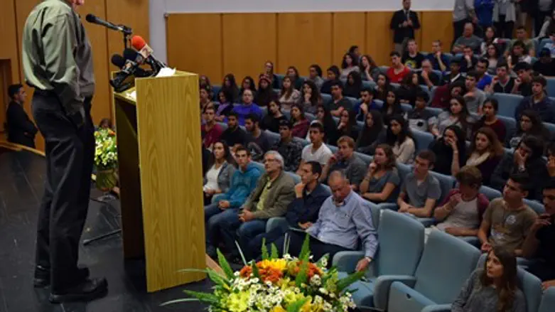 יעלון משוחח עם התלמידים