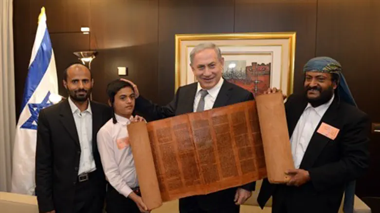 נתניהו עם העולים מתימן וספר התורה