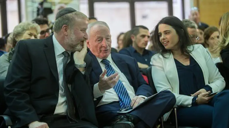 הנציבות הוכפפה למעשה ליועץ. השרה שקד עם היועמ"ש מנדלבליט וקודמו בתפקיד, וינשטיין