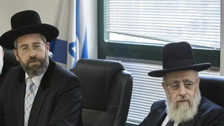 מחייבים נוכחות בלניות בטבילה, על פי ההלכה. הרבנים הראשיים לישראל