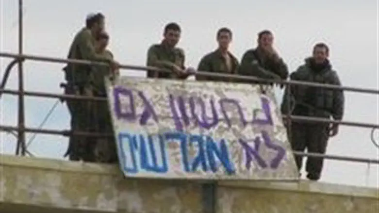 חיילים במאחז