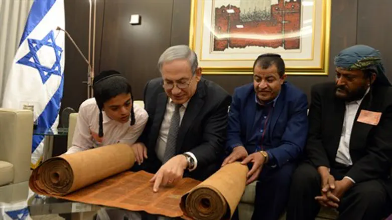 נציגי העולים עם ספר התורה העתיק במפגש עם ראש הממשלה