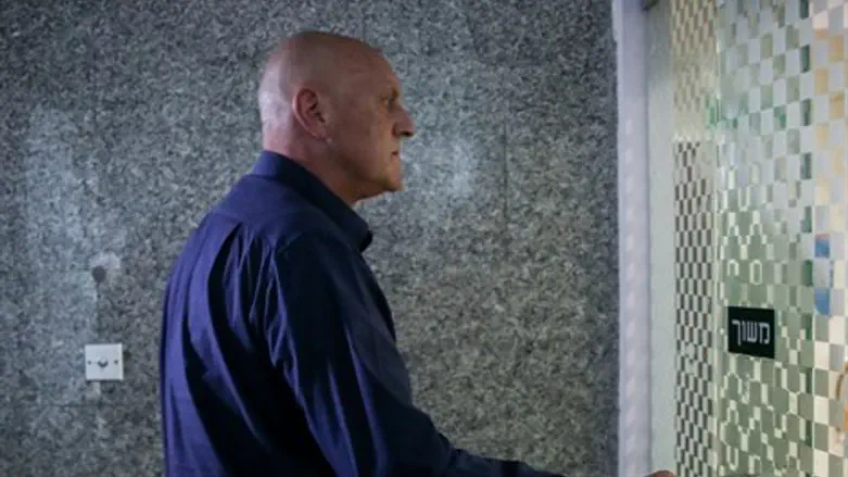 ניצב בדימוס שטיין בכניסה למשרדי מח"ש