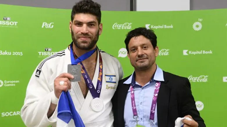 אורן סמדג'ה עם אורי ששון, אחרי הזכייה במדליה