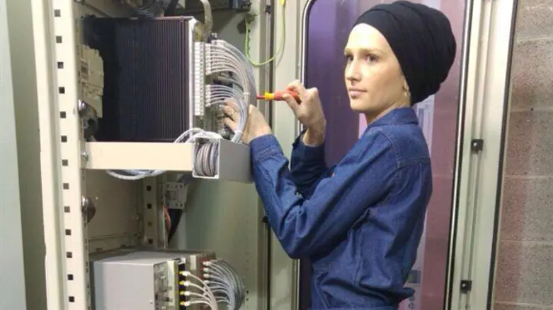 עובדת החברה בבגדי העבודה החדשים