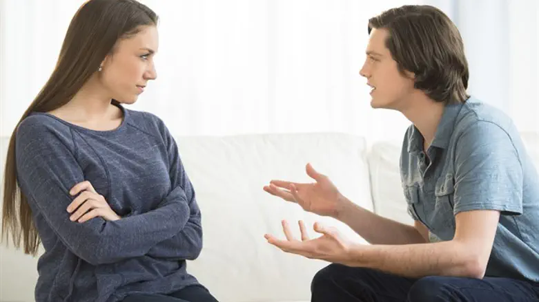 לדעת לבקר (צילום: Thinkstock) זוג דיבור שיחה ויכוח