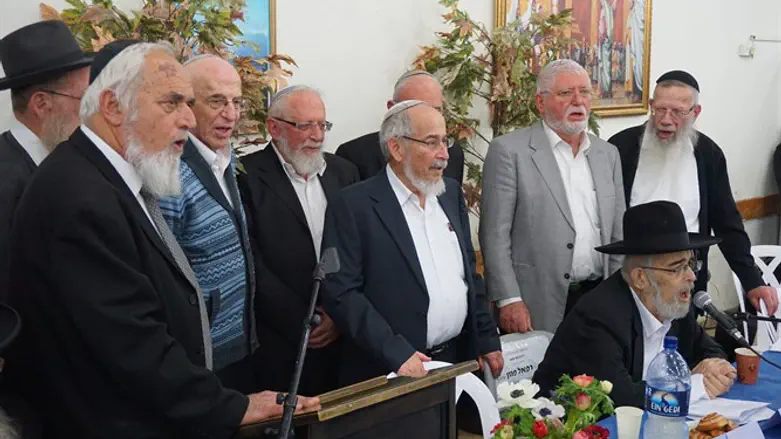 הרב פוזן זצ"ל (יושב) באירוע לכבוד ספרו