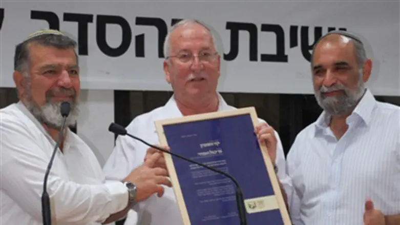 במרכז - יגאל המאירי