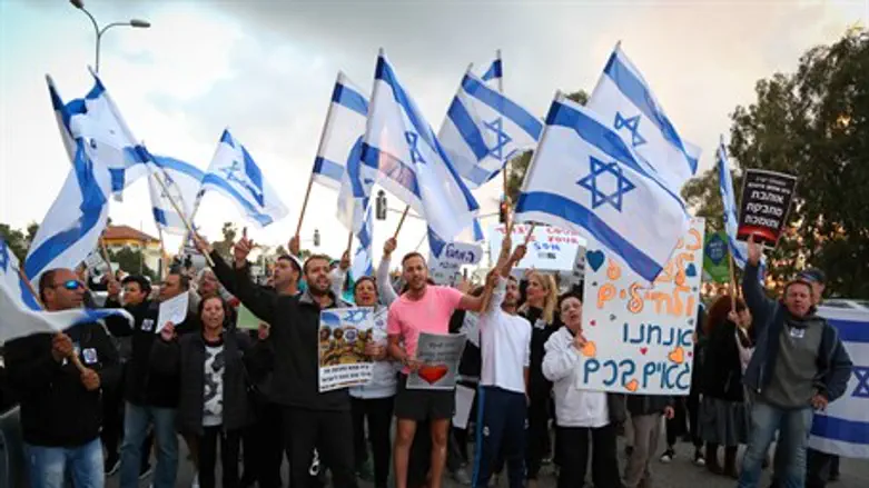 Protest outside of hearing for accused soldier