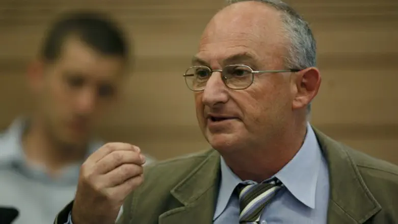 לטפל כן, אבל למה עם קרובים. אלדד