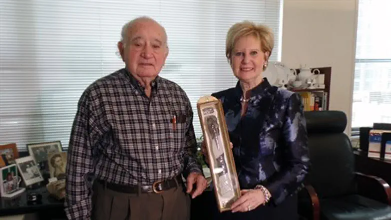 Sandy Cahn gives mezuzah to Roman Kent