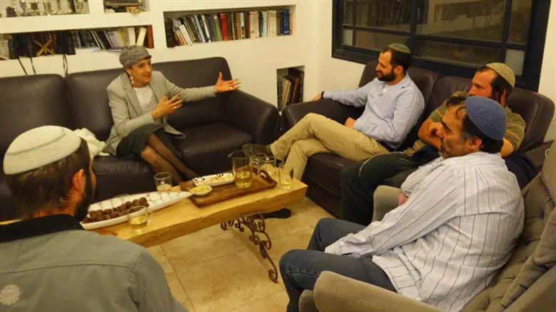 ח"כ מועלם בחוות גלעד 