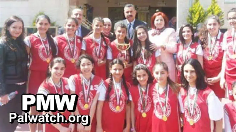 התלמידות הזוכות בגביע ע"ש המחבלת