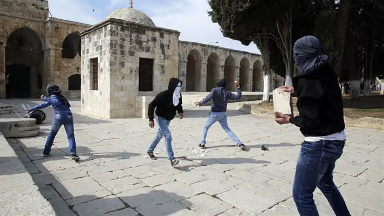 Arabs riot on the Temple Mount 