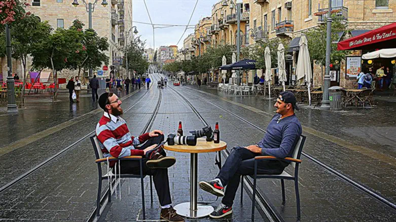 סלפי פסים. הצלמים על רקע רחוב יפו בירושלים