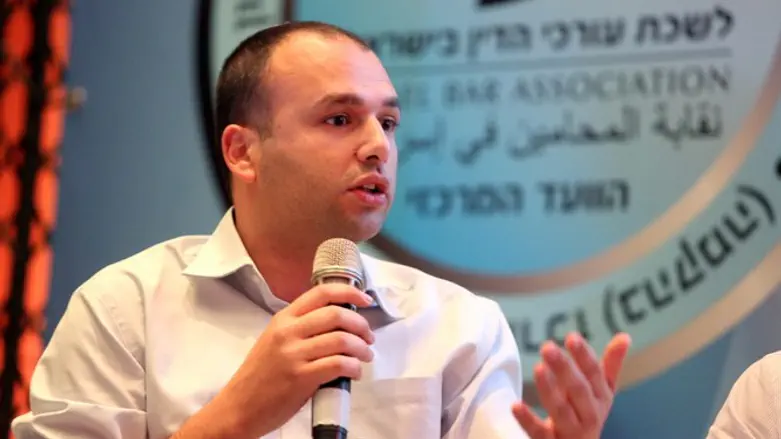 עיתונאי ערוץ 7 חזקי עזרא בכנס הלשכה