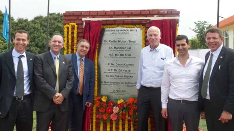 השר אריאל בחנוכת המרכז בהודו