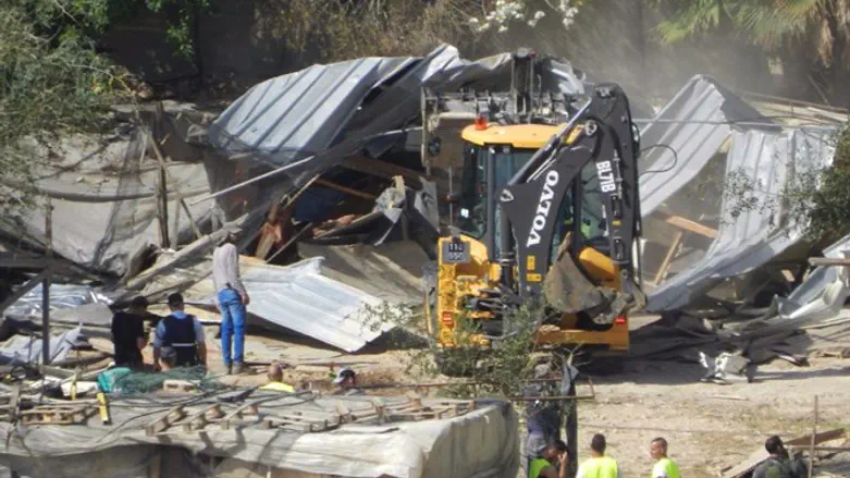 Разрушение незаконного строения